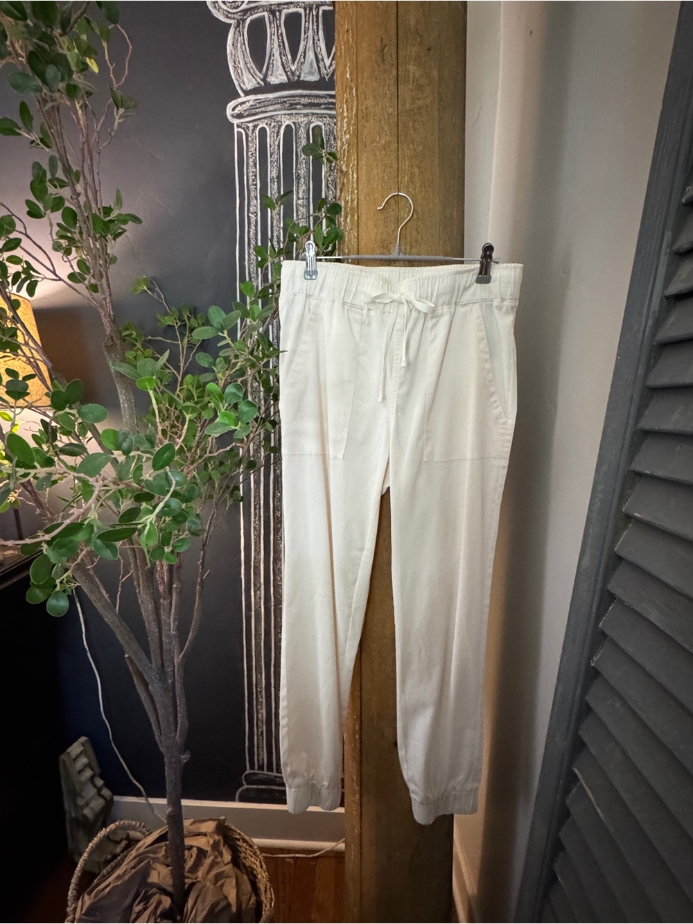 NEW/NEVER WORN: Women’s Cream Drawstring Jogger Pants